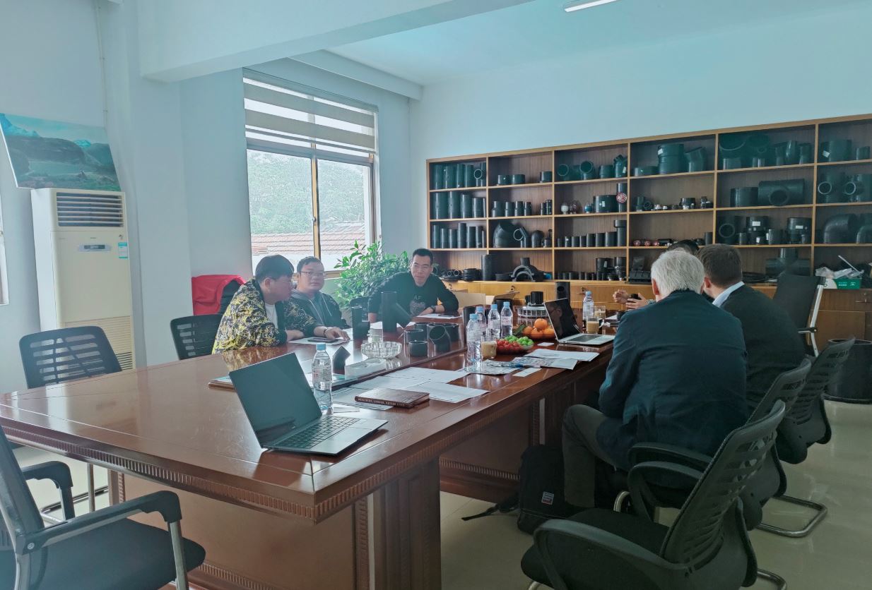 Visite de clients suisses pour discuter du développement futur du projet de raccords de siphon