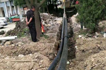 Installation de tuyaux en treillis métallique